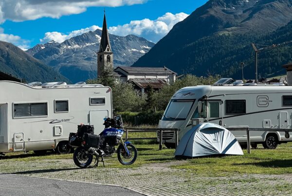 Parque de Campismo numa viagem de moto nos alpes Italianos numa Yamaha Tenere 700