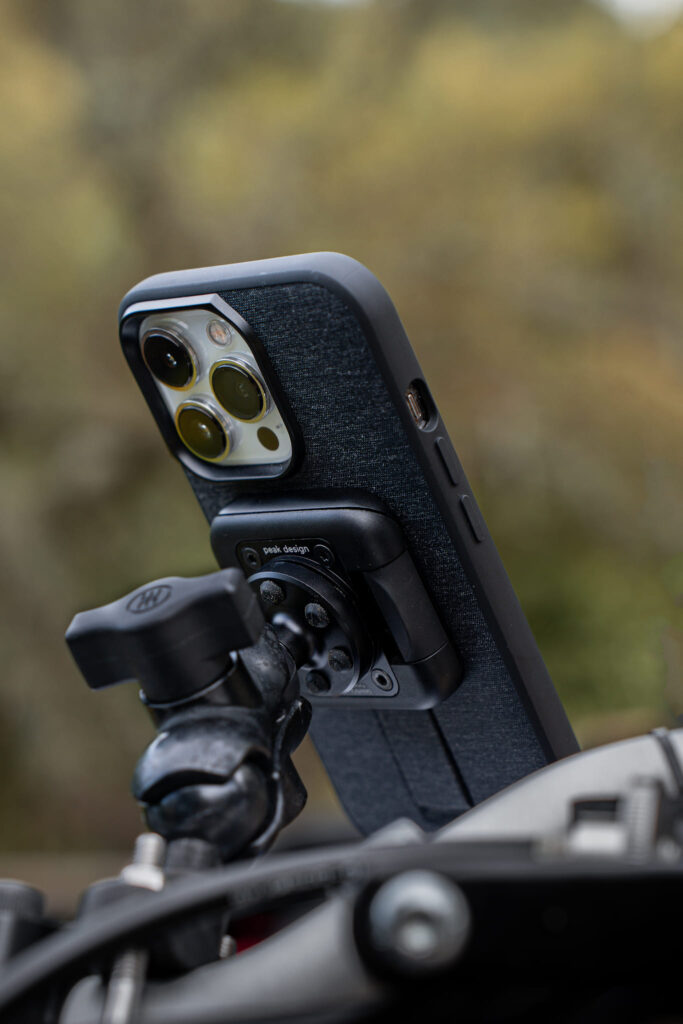 Detalhe suporte de telemóvel Peak Design Detalhe suporte de telemóvel Peak Design